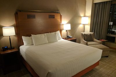 Hotelzimmer mit Doppelbett