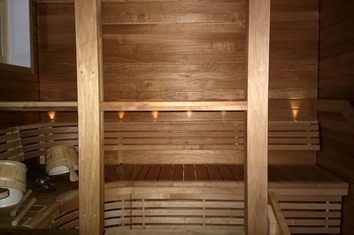 Holzsauna mit Bank